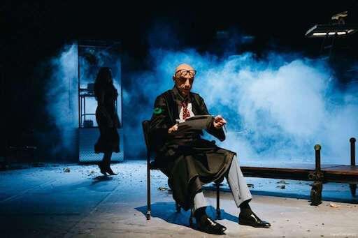 Due attori in scena durante lo spettacolo teatrale Noi gli eroi