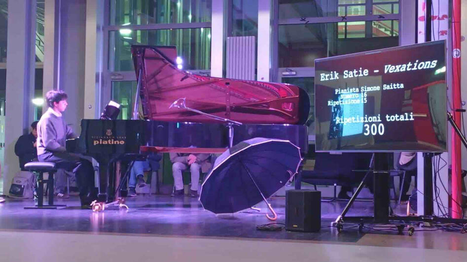 La scena di fronte