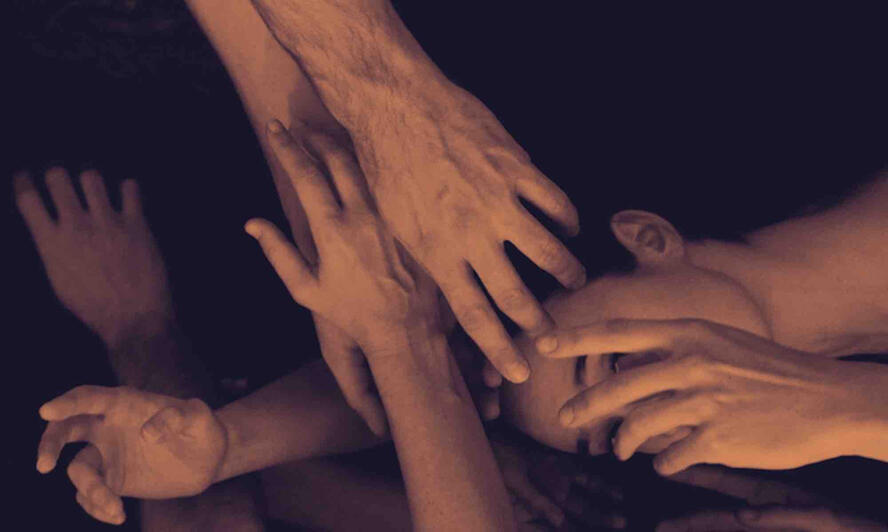Le mani dissero "ma che ci fa una testa qui?"
